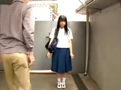 黒髪清楚で童顔ロリかわいいの美少女JKに変態がセクハラ痴漢でイタズラ！無理やり性処理の口マンコ扱いで口内射精ごっくんさせる_の画像