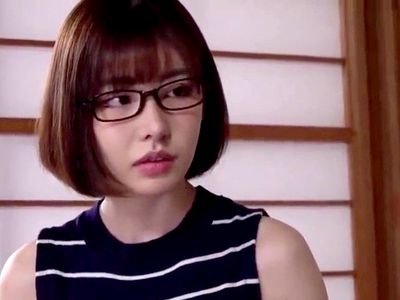 【早撃ち人妻NTR】色白スレンダーでエロ可愛いメガネ美人の人妻奥さんが旦那が外で渋い顔してタバコを吹かす間に義父にヤラれる_の画像