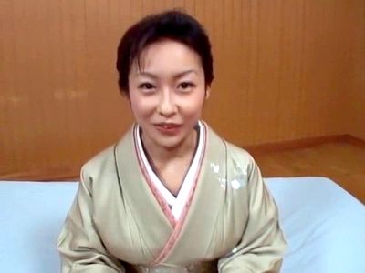 清楚で古風な着物美人を半脱ぎ状態で着衣ハメSEXパコ！イラマして女性側位＆バック＆正常位で突いて顔射ぶっかけ！_の画像
