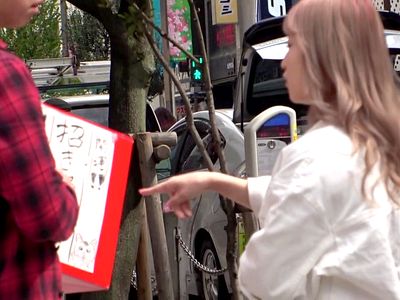 学生の金髪ギャルちゃんを素人ナンパしてエッチ！景品に釣られちゃったらエチ穴を喰われちゃう_の画像