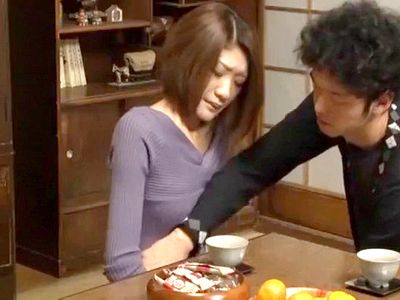 人妻が変態痴漢レイプ魔と一緒のコタツに！コタツのなかではセクハラ痴漢！電マ責めまでし始めて…逃げるように退却する奥さん_の画像